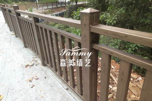 云南德宏景區護欄木紋漆施工案例